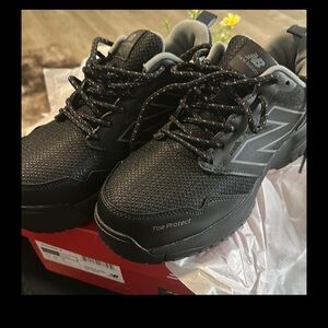 NwTNew Balance black in red box
